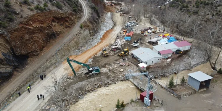 Hatay’da havalandırma boşluğuna düşen köpek kurtarıldı