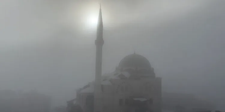 Hatay’da havalandırma boşluğuna düşen köpek kurtarıldı