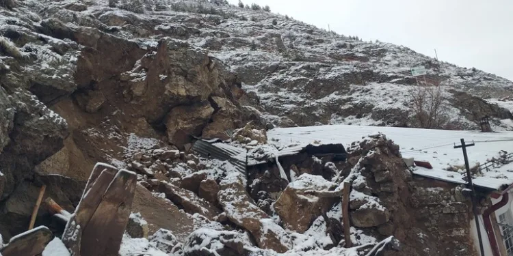 Hatay’da havalandırma boşluğuna düşen köpek kurtarıldı