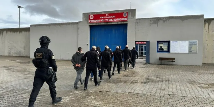 Hatay’da havalandırma boşluğuna düşen köpek kurtarıldı