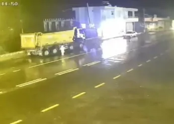 Hatay’da havalandırma boşluğuna düşen köpek kurtarıldı