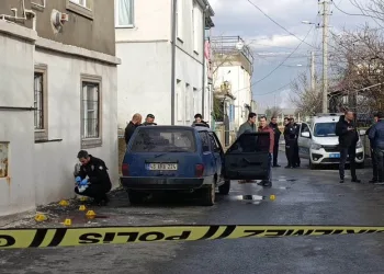 Hatay’da havalandırma boşluğuna düşen köpek kurtarıldı