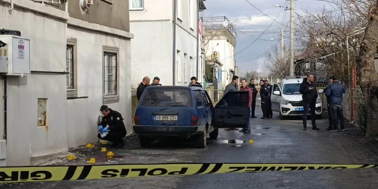 Hatay’da havalandırma boşluğuna düşen köpek kurtarıldı