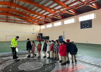 Hatay’da havalandırma boşluğuna düşen köpek kurtarıldı