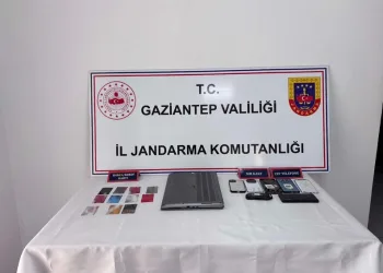 Hatay’da havalandırma boşluğuna düşen köpek kurtarıldı