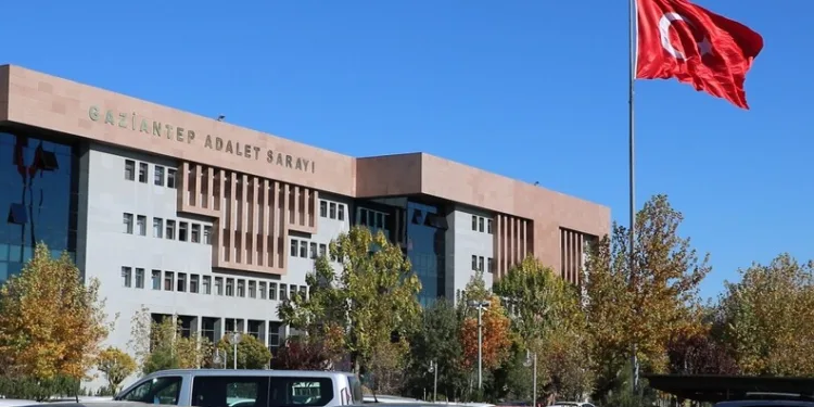 Çanakkale’de yanan araç bomba gibi patladı