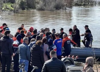 Çanakkale’de yanan araç bomba gibi patladı