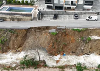 Çanakkale’de yanan araç bomba gibi patladı