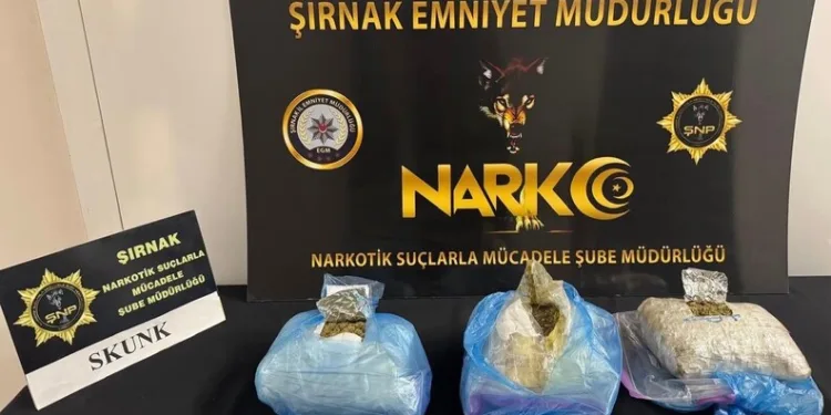 Çanakkale’de yanan araç bomba gibi patladı