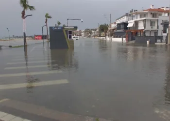 Çanakkale’de yanan araç bomba gibi patladı