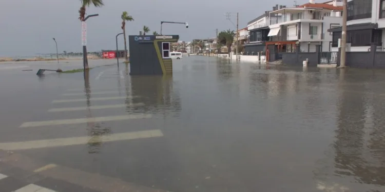 Çanakkale’de yanan araç bomba gibi patladı