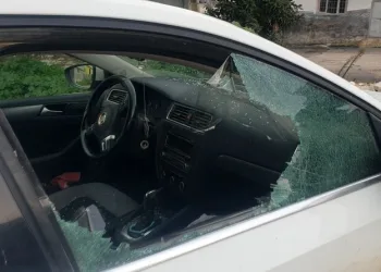 Kaldırım taşıyla camını kırdıkları otomobilden depremzede vatandaşın 100 bin TL’sini çaldılar