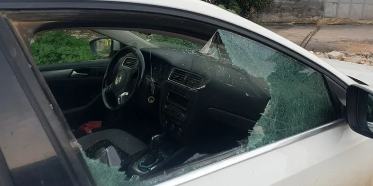 Kaldırım taşıyla camını kırdıkları otomobilden depremzede vatandaşın 100 bin TL’sini çaldılar