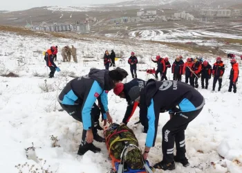 Kaldırım taşıyla camını kırdıkları otomobilden depremzede vatandaşın 100 bin TL’sini çaldılar