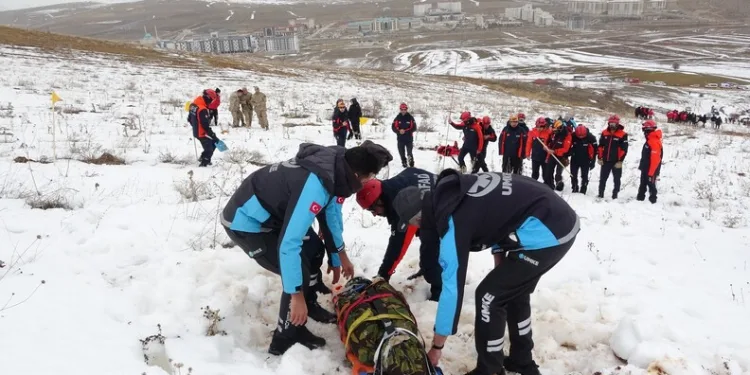 Kaldırım taşıyla camını kırdıkları otomobilden depremzede vatandaşın 100 bin TL’sini çaldılar