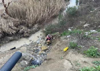 Kaldırım taşıyla camını kırdıkları otomobilden depremzede vatandaşın 100 bin TL’sini çaldılar