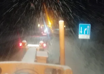 Kaldırım taşıyla camını kırdıkları otomobilden depremzede vatandaşın 100 bin TL’sini çaldılar