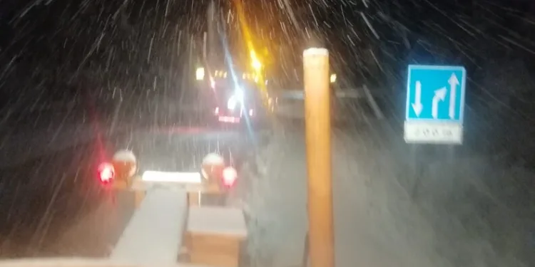 Kaldırım taşıyla camını kırdıkları otomobilden depremzede vatandaşın 100 bin TL’sini çaldılar