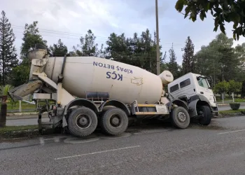 Kaldırım taşıyla camını kırdıkları otomobilden depremzede vatandaşın 100 bin TL’sini çaldılar