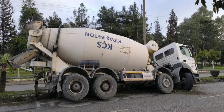 Kaldırım taşıyla camını kırdıkları otomobilden depremzede vatandaşın 100 bin TL’sini çaldılar