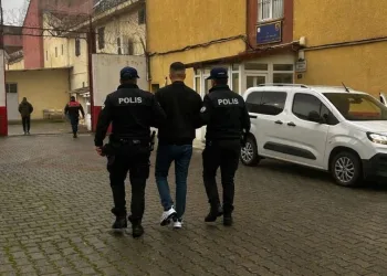 Kaldırım taşıyla camını kırdıkları otomobilden depremzede vatandaşın 100 bin TL’sini çaldılar