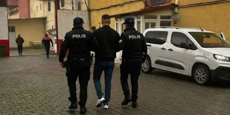 Kaldırım taşıyla camını kırdıkları otomobilden depremzede vatandaşın 100 bin TL’sini çaldılar