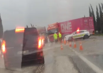 Kaldırım taşıyla camını kırdıkları otomobilden depremzede vatandaşın 100 bin TL’sini çaldılar