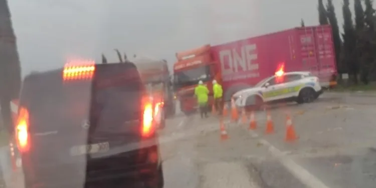 Kaldırım taşıyla camını kırdıkları otomobilden depremzede vatandaşın 100 bin TL’sini çaldılar