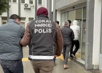 Kaldırım taşıyla camını kırdıkları otomobilden depremzede vatandaşın 100 bin TL’sini çaldılar