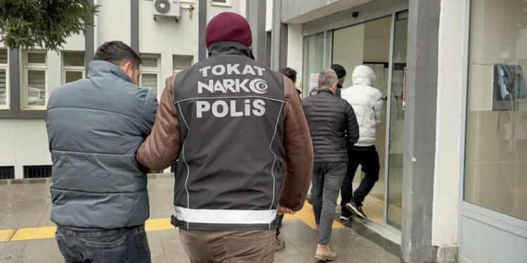 Kaldırım taşıyla camını kırdıkları otomobilden depremzede vatandaşın 100 bin TL’sini çaldılar