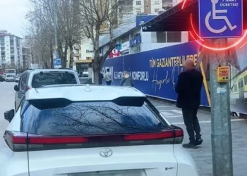 Kaldırım taşıyla camını kırdıkları otomobilden depremzede vatandaşın 100 bin TL’sini çaldılar