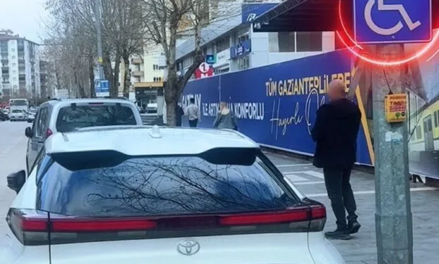 Kaldırım taşıyla camını kırdıkları otomobilden depremzede vatandaşın 100 bin TL’sini çaldılar