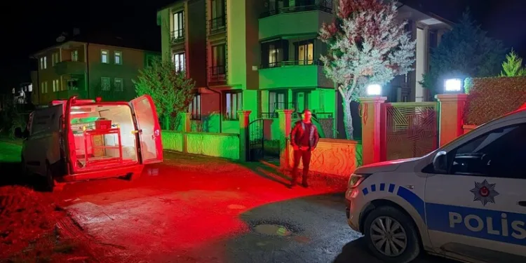 Kaldırım taşıyla camını kırdıkları otomobilden depremzede vatandaşın 100 bin TL’sini çaldılar