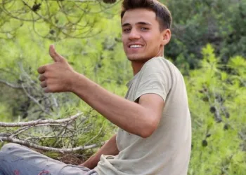 Kaldırım taşıyla camını kırdıkları otomobilden depremzede vatandaşın 100 bin TL’sini çaldılar