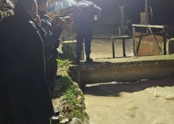 Kaldırım taşıyla camını kırdıkları otomobilden depremzede vatandaşın 100 bin TL’sini çaldılar