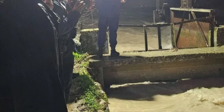 Kaldırım taşıyla camını kırdıkları otomobilden depremzede vatandaşın 100 bin TL’sini çaldılar