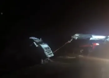 Kaldırım taşıyla camını kırdıkları otomobilden depremzede vatandaşın 100 bin TL’sini çaldılar