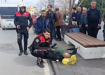 Kaldırım taşıyla camını kırdıkları otomobilden depremzede vatandaşın 100 bin TL’sini çaldılar