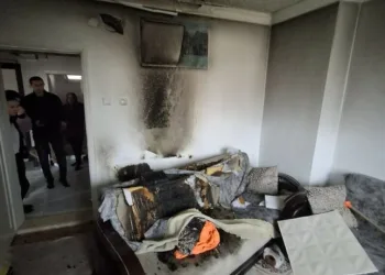 Kaldırım taşıyla camını kırdıkları otomobilden depremzede vatandaşın 100 bin TL’sini çaldılar