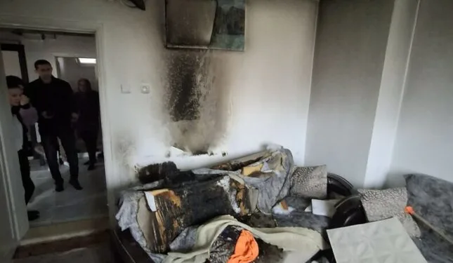 Kaldırım taşıyla camını kırdıkları otomobilden depremzede vatandaşın 100 bin TL’sini çaldılar