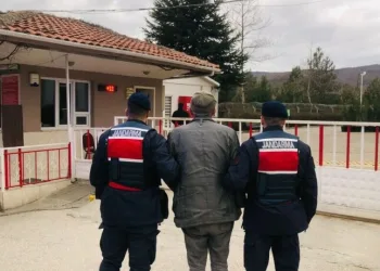 Kaldırım taşıyla camını kırdıkları otomobilden depremzede vatandaşın 100 bin TL’sini çaldılar