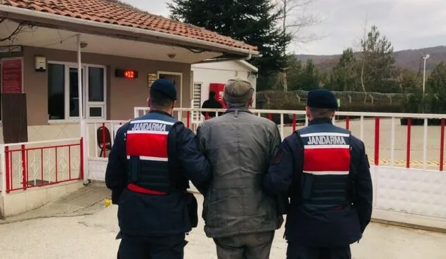 Kaldırım taşıyla camını kırdıkları otomobilden depremzede vatandaşın 100 bin TL’sini çaldılar