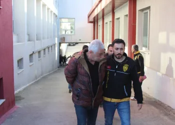 Kaldırım taşıyla camını kırdıkları otomobilden depremzede vatandaşın 100 bin TL’sini çaldılar