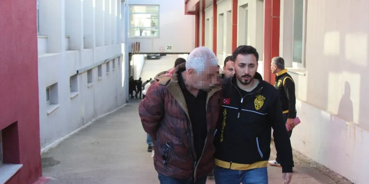 Kaldırım taşıyla camını kırdıkları otomobilden depremzede vatandaşın 100 bin TL’sini çaldılar