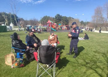 Kaldırım taşıyla camını kırdıkları otomobilden depremzede vatandaşın 100 bin TL’sini çaldılar