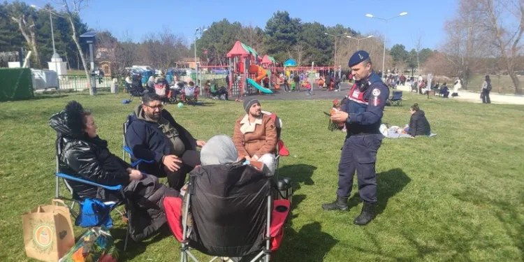 Kaldırım taşıyla camını kırdıkları otomobilden depremzede vatandaşın 100 bin TL’sini çaldılar