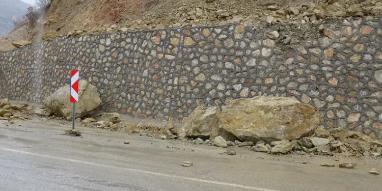 Kaldırım taşıyla camını kırdıkları otomobilden depremzede vatandaşın 100 bin TL’sini çaldılar