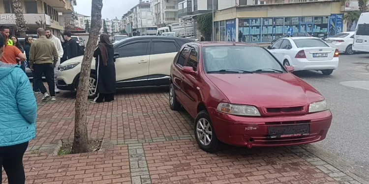 Kaldırım taşıyla camını kırdıkları otomobilden depremzede vatandaşın 100 bin TL’sini çaldılar