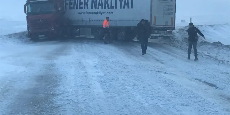 Avcılar’da kaza yerini karıştıran kadınlar kamerada