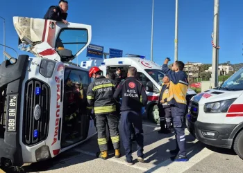 Bodrum’da ambulans devrildi: 4 yaralı